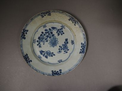 null Lot de dix assiettes à décor en camaïeux bleu à motifs de fleurs. 

Chine, XIXe...