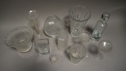 Lot of glassware including: 

Vases, carafes,...