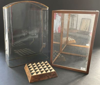 null - Cage en verre à fond de miroir 

53 x 36 x 36,5 cm

-Socle en bois doré et...