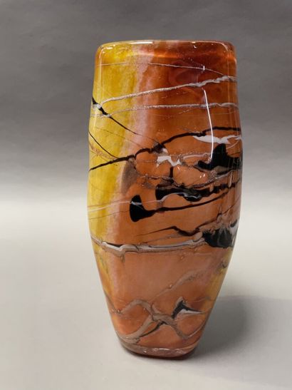 null 
Michèle LUZORO (1949) 

Vase de section triangulaire en verre jaune et orange

H...
