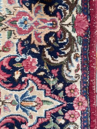 null 
Tapis en laine à décor de roses, Iran fin du XXème siècle.

310 x 199 cm

...
