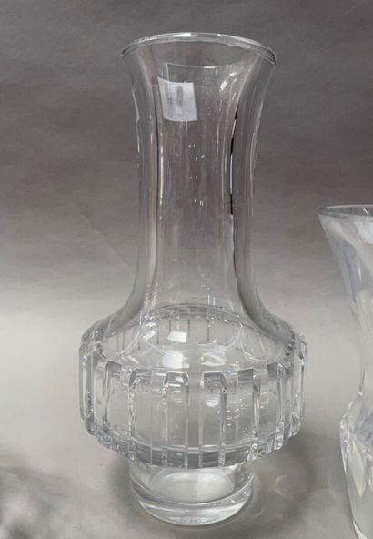 null 
BACCARAT

Vase tulipe (18 cm), vase à long col (26 cm), carafe (29,5 cm) et...