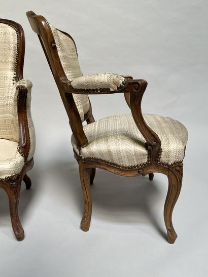 null Bergère et fauteuil en bois nature mouluré et sculpté de fleurette, pieds cambrés

Style...