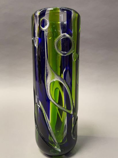 null 
KOSTA LINDSTRAND

Vase tubulaire teinté bleu et vert à décor en ceux d'oiseaux...