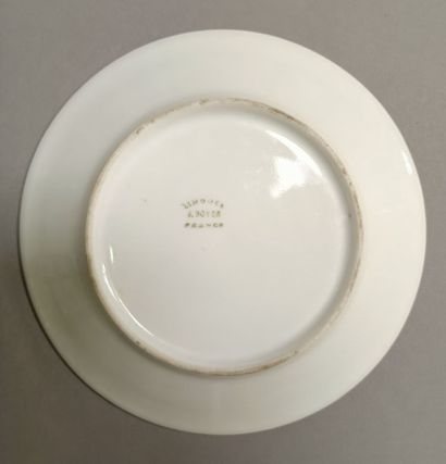 null Service à thé en porcelaine à décor doré comprenant 12 tasses et leurs sous-tasses....