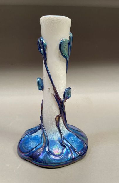 null Michèle LUZORO (1949)

Vase en verre blanc à applique de verre mélangé bleu.

Signé...