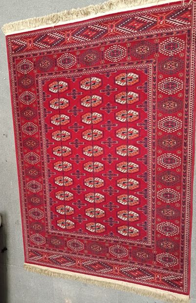 null Tapis à décor de losanges sur fond rouge. 

136,5 x 197 cm.