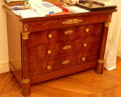 null Chest of drawers in mahogany veneer opening to four drawers, with amounts in...