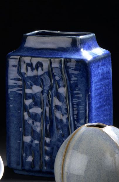 null Désirée STENTØJ (XXIe)

Vase en céramique à corps quadrangulaire épaulé sur...