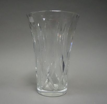 null Lot de verrerie comprenant : 

Vases, carafes, verres en cristal, seau à gl...
