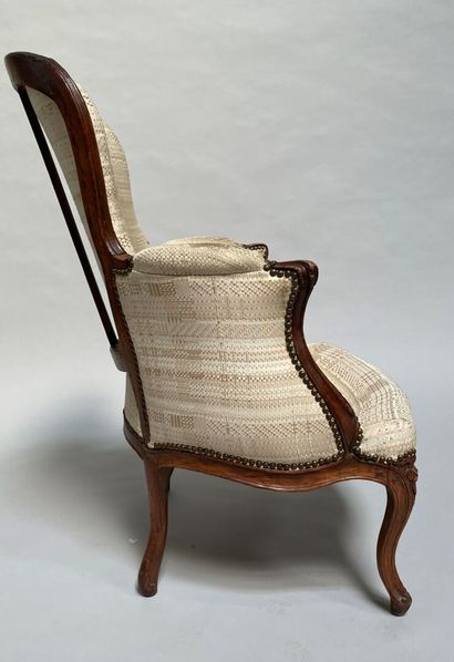 null Bergère et fauteuil en bois nature mouluré et sculpté de fleurette, pieds cambrés

Style...