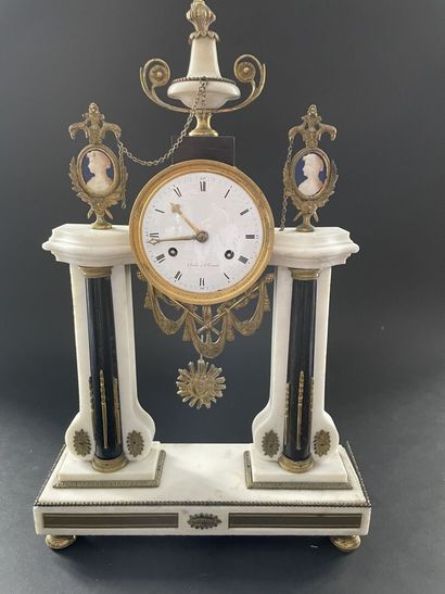 null Portico clock in marble and gilt bronze with two medallions of profiles in the...