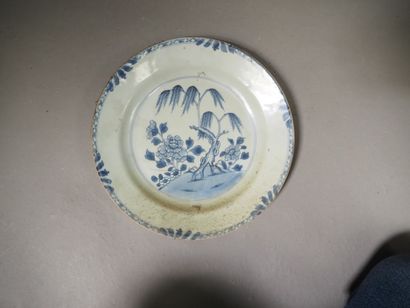 null Lot de dix assiettes à décor en camaïeux bleu à motifs de fleurs. 

Chine, XIXe...