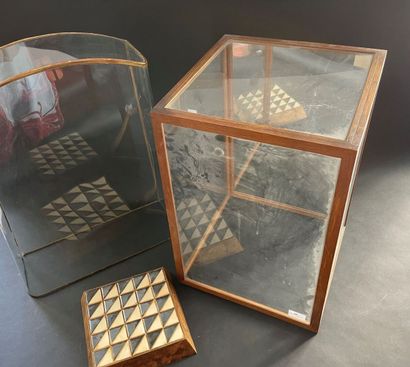 null - Cage en verre à fond de miroir 

53 x 36 x 36,5 cm

-Socle en bois doré et...