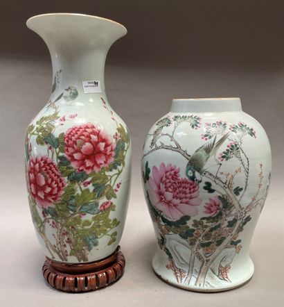 null Vase balustre et potiche (sans couvercle) en porcelaine à décor de fleurs et...