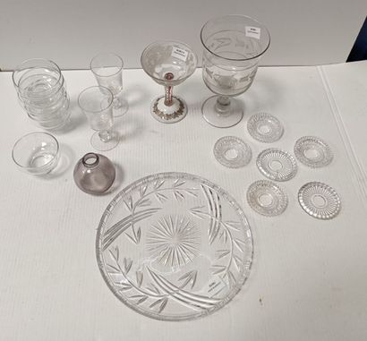 Glass cup engraved with vine leaves in reserve,...