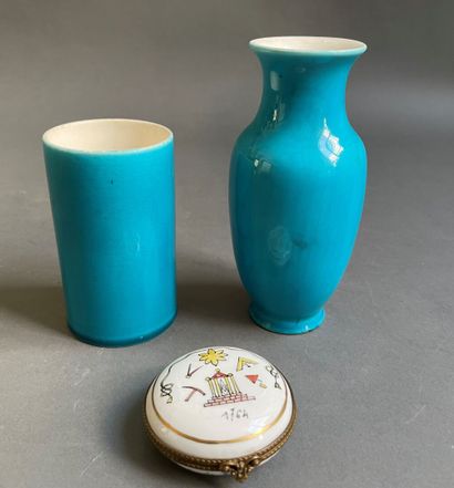 null Lot de porcelaine comprenant :

un petit vase balustre et un vase rouleau en...