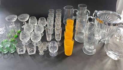 null Lot de verrerie : sceau à glace en cristal taillé, carafe, pichets, verres divers...