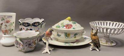 null 
Lot de porcelaine et faïence : cache-pots, soupière, corbeille, oiseaux.
