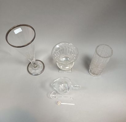 null Lot de vases dont un vase cornet en cristal monté argent.

Vers 1900. 

Vase...