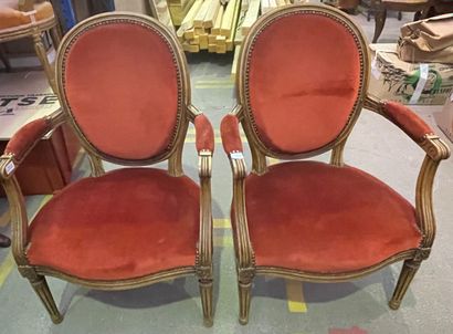 null Pair of medallion-backed armchairs in natural wood with mouldings, tapered and...