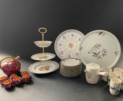 Lot of porcelain dishes: two round dishes,...