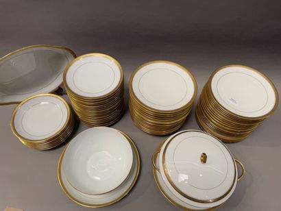 null 
Partie de service de table en porcelaine de Limoges à filet or comprenant environ...