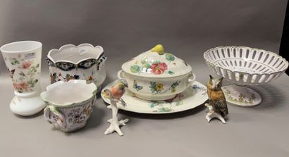 null 
Lot of porcelain and earthenware: cache-pots, tureen, basket, birds.
