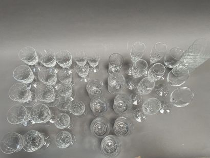 null 
Lot de verres en cristal divers et dépareillés dont verres à pied en cristal...