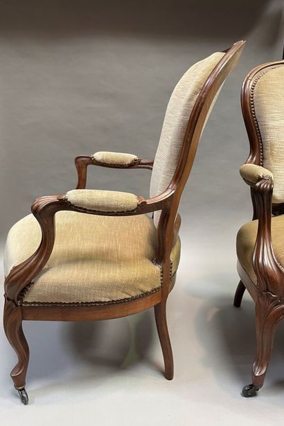 null Paire de fauteuils en bois mouluré et sculpté, dossier et accotoirs de forme...