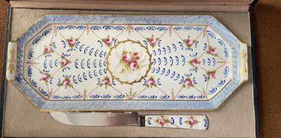 null Lot de vaisselle en porcelaine : deux plats ronds, un plat de présentation,...