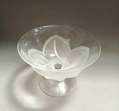 null DURAND crystal cup on footouche. 

Good condition, provided with the original...
