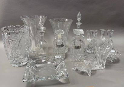 null 
Lot de vases, carafes, bougeoirs, coupe rectangulaire, bonnbonnière en verre...