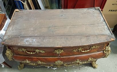 null Important chest of drawers in rosewood veneer, with curved front and sides,...