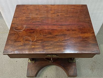 null Straight secretary in mahogany veneer, the amounts with column, a drawer in...