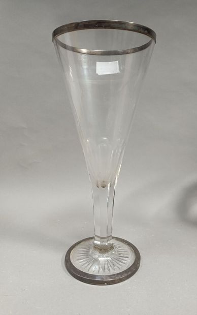 null Lot de vases dont un vase cornet en cristal monté argent.

Vers 1900. 

Vase...