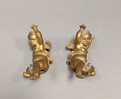 null Two cherubs in bronze, elements of furniture. 

Pierced in the lower and upper...