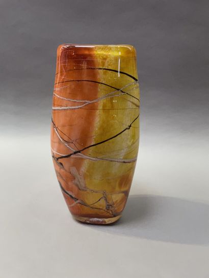 null 
Michèle LUZORO (1949) 

Vase de section triangulaire en verre jaune et orange

H...
