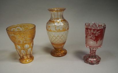 null Deux vases en verre doublé à décor de cerfs dans un paysage et un troisième...