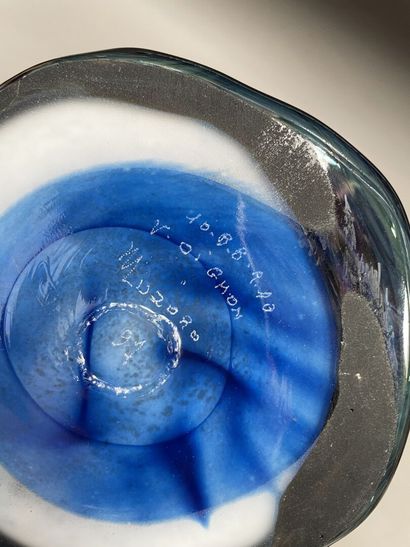 null Michèle LUZORO (1949)

Vase en verre blanc à applique de verre mélangé bleu.

Signé...