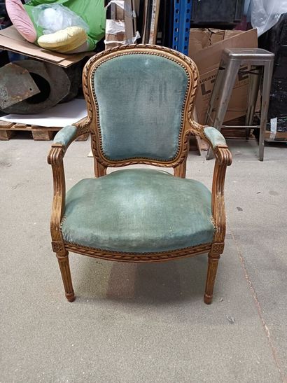 null Pair of armchairs in molded and gilded wood, with cabriolet back, armrests and...