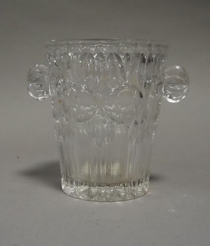 null Lot de verrerie comprenant : 

Vases, carafes, verres en cristal, seau à gl...
