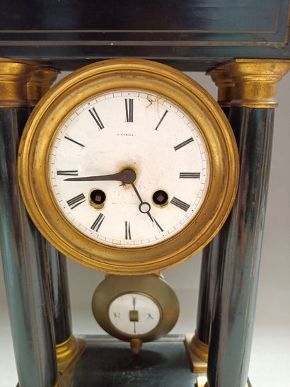 null Portico clock in blackened wood with brass nets. 

19th century. 

Accidents...