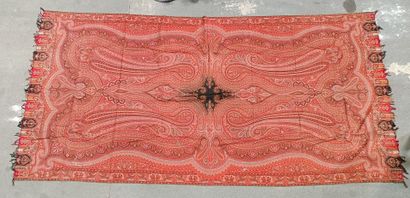 null Châle en laine à fond rouge à décor de rosace. 

Inde, XIXe siècle. 

176 x184...