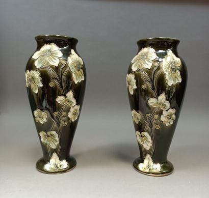 null De Bruyn à Fives - Lille

Paire de vases en barbotine à décor d'anémones sur...