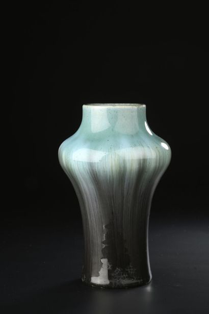 null PIERREFONDS

Vase en céramique à corps tubulaire renflée en partie haute et...