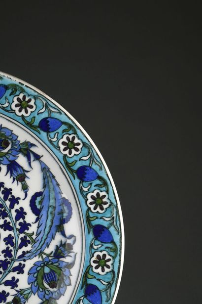 null Théodore DECK (1823 - 1891)

Plat circulaire en céramique émaillée bleu, vert,...