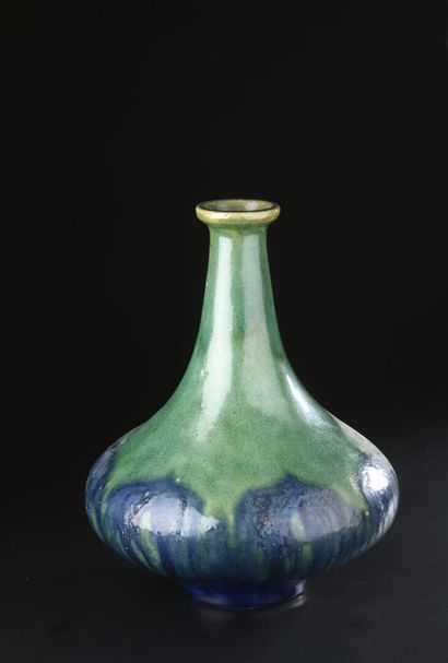 null Fernand RUMEBE (1875 - 1952) 

Vase en grès à corps toupie sur talon annulaire...
