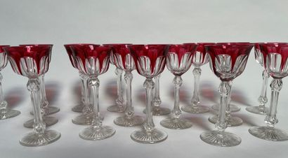 null Dix-huit verres à vin du Rhin en verre coloré rouge

H : 18 cm