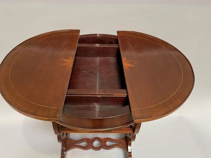 null Wooden veneer table with round top opening inlaid with a star

H : 73,50 diam...